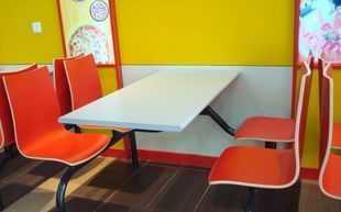 2010年精品推薦 四人位連體餐桌及曲木流行快餐桌，為家居生活增添便利與時尚